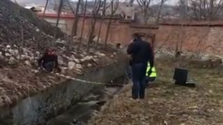 Femeie moartă găsită într-un canal de lângă Mănăstirea Curtea de Argeș