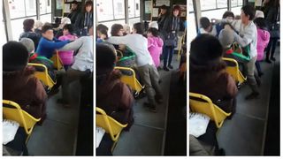 Scene TULBURĂTOARE filmate &icirc;ntr-un tramvai din Ploiești! Doi copii se bat fără ca nimeni să intervină! REVOLTĂTOR ce se &icirc;nt&acirc;mplă!