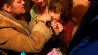 O fetiță de cinci ani a fost găsită într-un morman de gunoaie. A trăit mâncând gândaci! Povestea care îți va sfâșia sufletul!