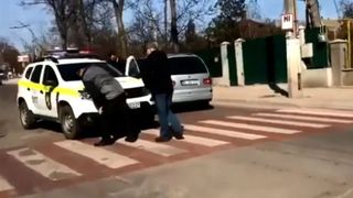 Pieton lovit de mașina de Poliție pe trecere 