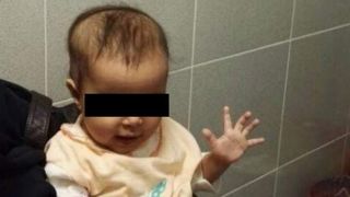 EL este bebelușul abandonat de mamă într-o scară de bloc din Adjud! Mama l-a părăsit și nici bunica nu vrea să audă de el!