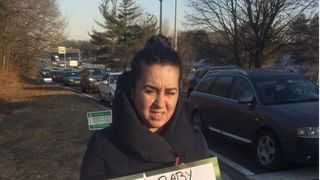 O rom&acirc;ncă cerșea pe stradă &icirc;n New Jersey, &icirc;nsă avea telefon de 1000 de dolari, bijuterii și geantă de firmă