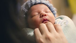 O femeie din Constanța s-a trezit cu un bebeluș de numai șapte zile în casă. "Avea o plasă cu el și un bilet!" - A avut o surpriză uriașă când a aflat cine este mama micuțului!