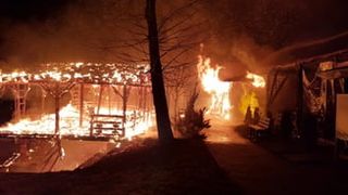 Incendiu puternic &icirc;n T&acirc;rgu Mureş, la un restaurant din incinta Complexului de Agrement şi Sport