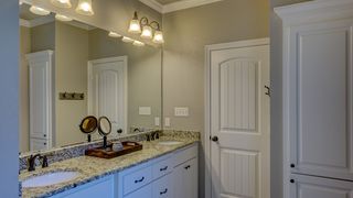 Un barbat gelos din Braila a montat o camera de supraveghere in baie, pentru ca isi banuia sotia ca il insala! Ce s-a intamplat apoi