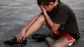 Povestea trista a unui baietel roman ramas singur printre straini, in Italia. Micutul nu are tata, mama si surioara lui au murit intr-un accident