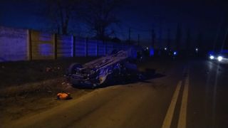 S-au răsturnat cu mașina aseară! S-a urcat băut la volan, iar acum luptă să trăiască! Păcat, avea numai 22 de ani!