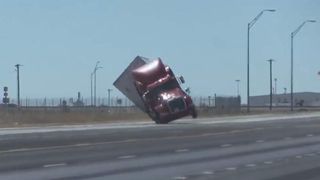 Un TIR este aruncat de pe autostradă din cauza rafalelor puternice de vânt! Momentul a fost filmat!