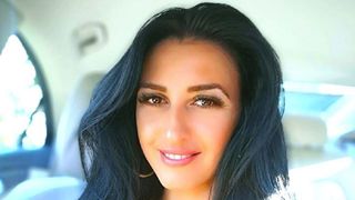 Mirela, concurentă &icirc;ntr-un show al iubirii, fotografiată &icirc;n cel mai minuscul costum de baie!