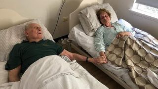 Imaginea care a rupt inimile internauților! "Au murit țin&acirc;ndu-se de m&acirc;nă, pașnic, cum și-ar fi dorit!"