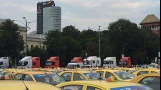 Protest al Federaţiei Operatorilor Români de Transport în Piaţa Victoriei
