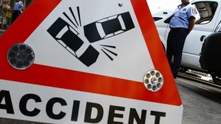 Doi tineri răniți grav, după ce un șofer beat s-a răsturnat cu mașina