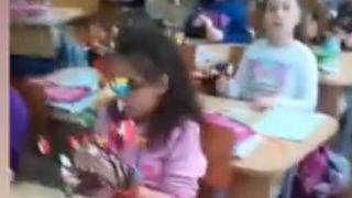 Scene halucinante într-o școală din Capitală. Învățătoarea îi terorizează