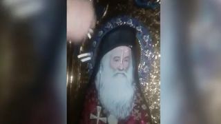 Minune la o mănăstire din Iași! Icoana părintelui Iustin P&acirc;rvu a &icirc;nceput să lăcrimeze cu mir!