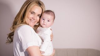 Copilul tău nu doarme toată noaptea și are colici? Adriana Bachmann îți oferă cele mai bune sfaturi ca un copil să crească sănătos și fericit!