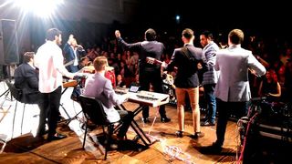 Scandal pe ritmuri de manele la premiile Gopo! "Sa vina un burtos in maieu alb sa cante asa ceva e TOTAL RUSINOS" - Actorii si regizorii din Romania au luat FOC! Vizata este trupa lui Dan Bursuc