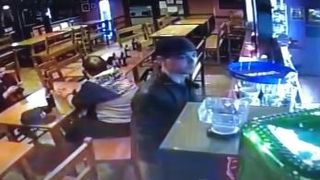 Imagini revoltătoare! Un bărbat, filmat &icirc;n timp ce fura urna de donatii pentru un caz umanitar