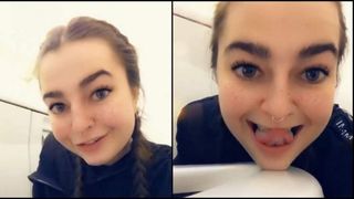 O fată s-a filmat &icirc;n timp ce lingea toaleta dintr-un avion