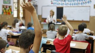 Gestul IMPRESIONANT făcut de c&acirc;țiva elevi din Vaslui pentru oamenii străzii din oraș! RESPECT! Cu astfel de copii Rom&acirc;nia mai are o șansă!