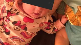 Sofia este din Vaslui, are trei luni și suferă de malformații la picioare și m&acirc;na dreaptă! Medicii i-au spus mamei că o poate abandona &icirc;n spital, dar femeia și-ar da și viața să &icirc;și salveze copilul!