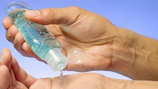 Sunt bune gelurile dezinfectante si servetelele umede din comert? Uite ce spun specialistii!