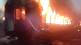 Incendiu puternic în gara Oraviţa, fiind afectate mai multe vagoane de tren dezafectate