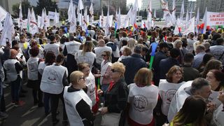 Miting al grefierilor în Piaţa Victoriei din Bucureşti