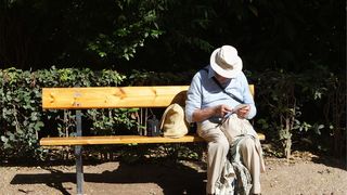 Un bătrân de 70 de ani din Vaslui a luat pastile și a mers peste o copilă de 14 ani! Ce a urmat e GROAZNIC! "Fata nu mai este OM"