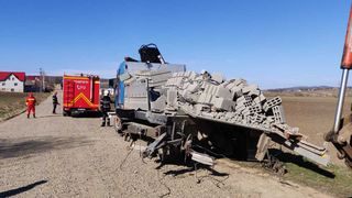 Un camion &icirc;ncărcat cu materiale de construcţii, lovit de tren &icirc;n Suceava
