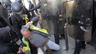 Zeci de arestări la Paris. Capitala franceză, un butoi cu pulbere 