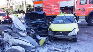 Accident grav &icirc;n Constanța, cu 4 victime. Un motociclu a luat foc