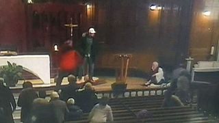 Un canadian de origine rom&acirc;nă a &icirc;njunghiat un preot &icirc;ntr-o biserică din Montreal