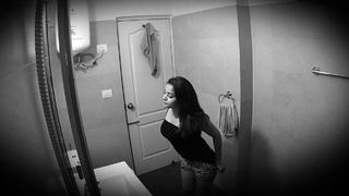 Un soţ gelos din Brăila a montat o cameră video &icirc;n baie pentru a-şi prinde soţia &icirc;n flagrant. Ceva neașteptat s-a &icirc;nt&acirc;mplat apoi