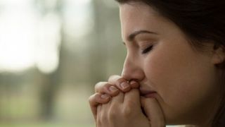 O mamă din D&acirc;mbovița trăiește DRAMA VIEȚII! A mers să &icirc;și trezească fetița, dar a găsit-o moartă &icirc;n pătuț! Avea numai cinci luni! Ce spun medicii despre această moarte subită?