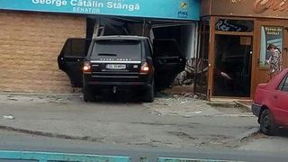 O șoferiță din Galați a intrat cu mașina în sediul cabinetului unui parlamentar PNL! De ce a făcut acest gest?