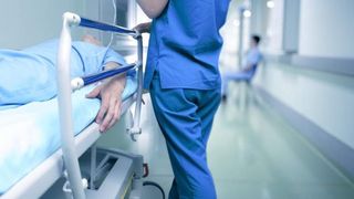 Un pacient cu sindromul Down moare în spital. Medicii au uitat să-i dea mâncare 20 de zile