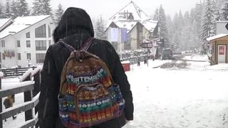 Se apropie Paștele, dar într-o localitate din România ninge ca-n povești! Pe pârtii zăpada atinge 30 de centimetri!