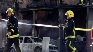 Doi muncitori la o exploatare forestieră, la spital după ce vagonul de dormit &icirc;n care se aflau a luat foc