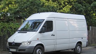 După isteria cu ambulanța neagră , acum a apărut ambulanța ALBĂ! "Aveți grijă de copiii voștri! Vin noaptea și îi fură!" - E panică în toate orașele! Polița a arestat deja 20 de persoane!