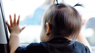 Românii care și-au lăsat copiii încuiați în mașină în Italia, arestați. Fetița avea 2 ani și băiețelul 8 luni