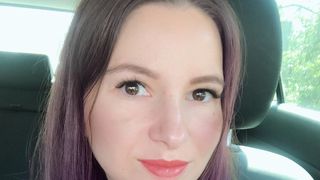 Elena nu și-a mai tăiat unghiile de la m&acirc;ni de aproape patru ani! Trebuie să vezi cum arată! Ea e super simpatică, dar unghiile ei sunt prea mult!