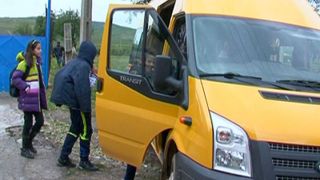 Un elev din Hunedoara a fost dat jos din microbuz pentru că r&acirc;dea. Șoferul l-a lăsat &icirc;n drum