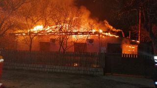 Incendiu URIAȘ! Le-a ars casa din TEMELII! E prăpăd ce s-a &icirc;nt&acirc;mplat aseară &icirc;n Rom&acirc;nia!
