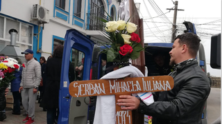 Imaginile durerii la &icirc;nmorm&acirc;ntarea judecătoarei moarte! ȘOC! Mai mulți motocicliști au condus-o pe ultimul drum &icirc;n lacrimi!