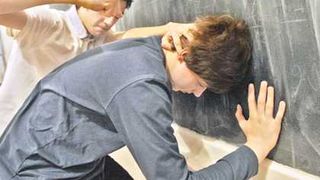 Un elev a fost bătut de profesoară chiar &icirc;n faţa mamei: "&Icirc;l lovea cu pumnii &icirc;n piept și repeta &icirc;ncontinuu: Vrei zece, mă? Ia zece!"