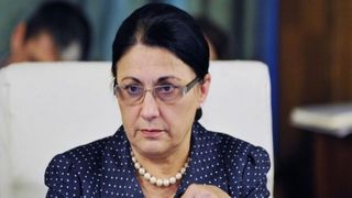 Schimbări radicale &icirc;n &icirc;nvățăm&acirc;nt: clasa pregătitoare devine clasa &icirc;nt&acirc;i; clasa a IX-a trece la gimnaziu. Ministrul Educaţiei: Este total greşit. Cum să fie un copil clasa zero?