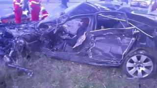 Două persoane au murit &icirc;ntr-un accident rutier produs la T&acirc;rgu Mureş, fiind implicate o autoutilitară şi un autoturism