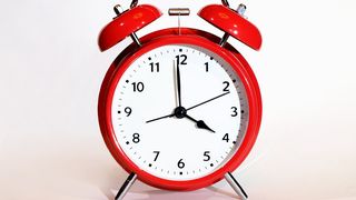 România trece, în această noapte, la ora de vară, ora 3:00 devenind ora 4:00