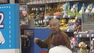 Imagini demențiale cu Nicolae Văcăroiu la magazin! Fostul premier a stat o oră să cumpere oale folosind vouchere VIDEO EXCLUSIV