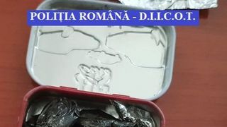 Percheziţii &icirc;n Bucureşti, &icirc;ntr-un dosar de trafic de droguri; la suspecţi a fost găsită heroină